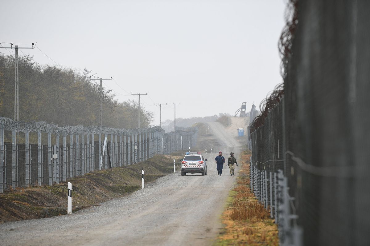 Hercegszántó, 2021. november 12.
A Miniszterelnöki Kabinetiroda által közreadott képen az ideiglenes biztonsági határzár Hercegszántó közelében 2021. november 12-én. Ezen a napon sajtótájékoztatót tartottak a határátkelőhely közelében, amelyen Szentkirályi Alexandra kormányszóvivő elmondta, hogy a magyar határvédelmi intézkedések az utóbbi időben több európai ország számára mintaadóvá váltak, hiszen a határkerítés építése mellett döntött Görögország, Spanyolország, Bulgária, Szlovénia, Észtország, Litvánia, Lettország és Lengyelország is.
MTI/Miniszterelnöki Kabinetiroda/Vadnai Szabolcs