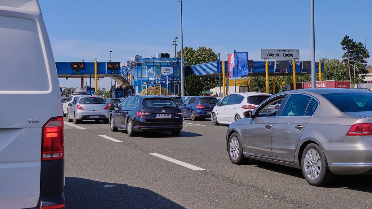 Zagreb-lucko,,Zagreb,,Croatia,-,07.28.2023:,Long,Line,Of,Cars,To Zagreb-Lucko, Zagreb, Croatia - 07.28.2023: Long line of cars to a toll gate on Croatian highway.