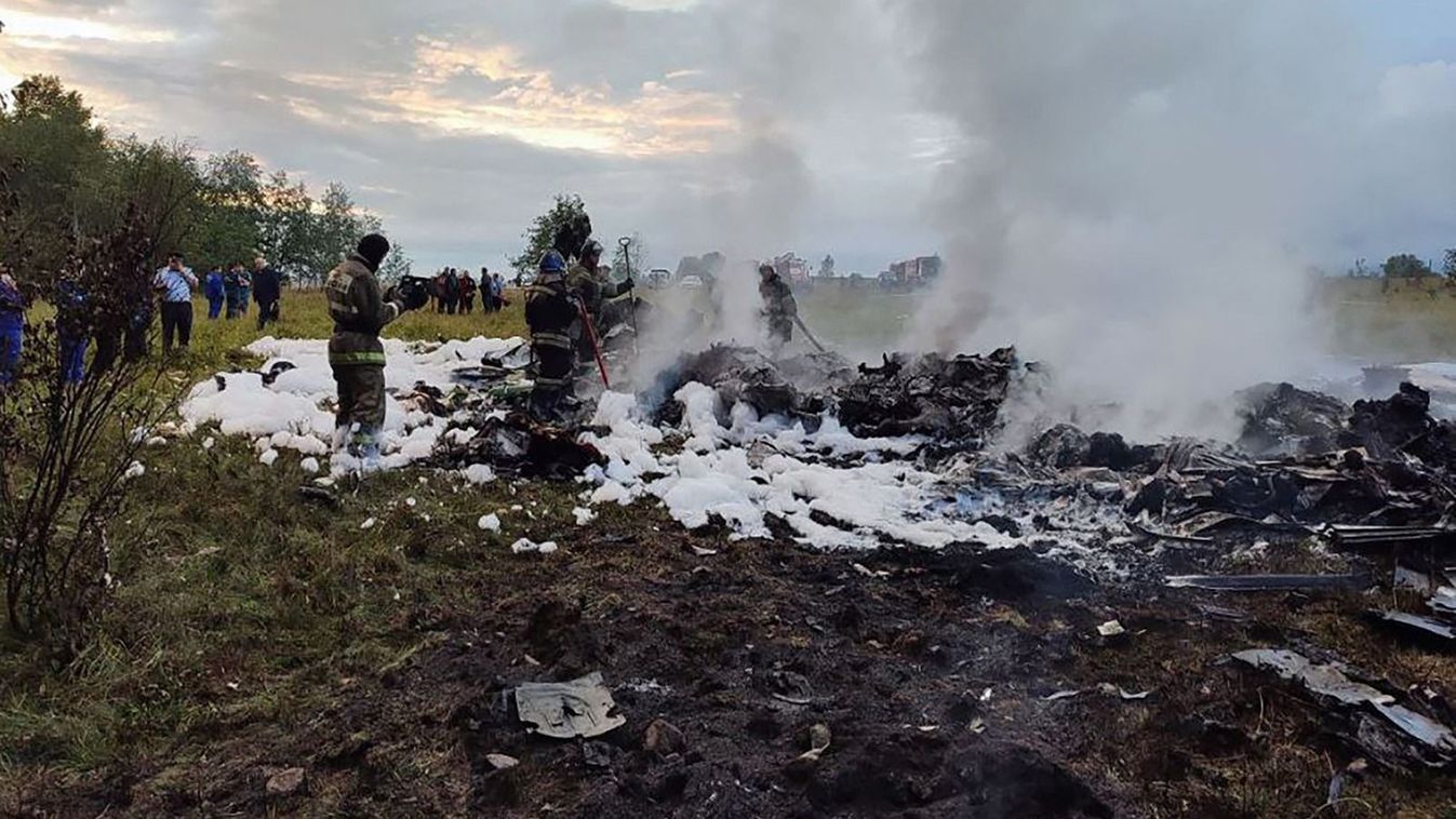 A handout photograph taken and released by Russian Investigative Committee on August 23, 2023, shows rescuers working at the site of a plane crash near the village of Kuzhenkino, Tver region. A private plane crashed in Moscow's Tver region and Wagner chief Yevgeny Prigozhin was on the list of passengers, Russian agencies said on August 23, 2023. (Photo by Handout / RUSSIAN INVESTIGATIVE COMMITEE / AFP) / RESTRICTED TO EDITORIAL USE - MANDATORY CREDIT "AFP PHOTO / RUSSIAN INVESTIGATIVE COMMITTEE" - NO MARKETING NO ADVERTISING CAMPAIGNS - DISTRIBUTED AS A SERVICE TO CLIENTS