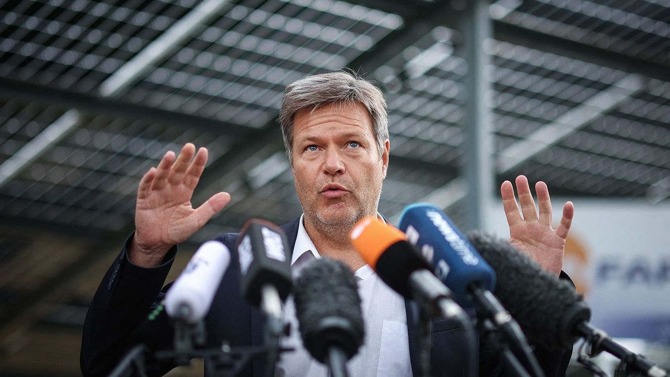 German Minister of Economics and Climate Protection Robert Habeck gives a press statement under solar panels during a visit of the SUNfarming Research and Innovation Center in Rathenow, eastern Germany, on July 25, 2023. The use of solar modules for agriculture is being developed in a test facility at the research and innovation center SUNfarming in the eastern German town of Rathenow. (Photo by Ronny Hartmann / AFP) német