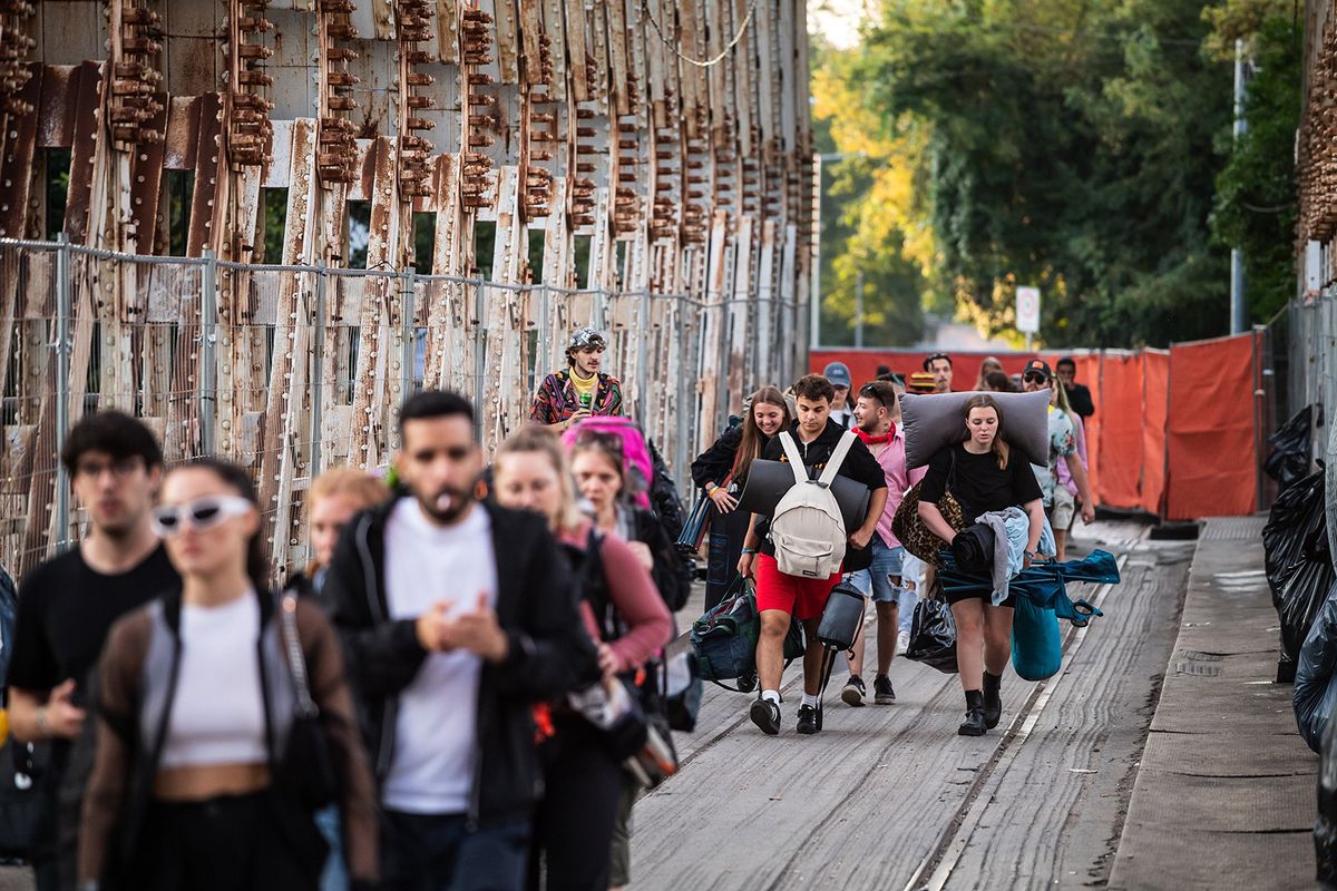 Budapest, 2023. augusztus 16.
A befejeződött 29. Sziget Fesztiválról távozó fiatalok az óbudai Hajógyári-szigetre vezető K-hídon 2023. augusztus 16-án.
MTI/Mónus Márton