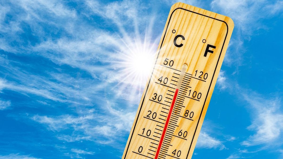 Thermometer,Shows,40,Degrees,In,Summer,Heat