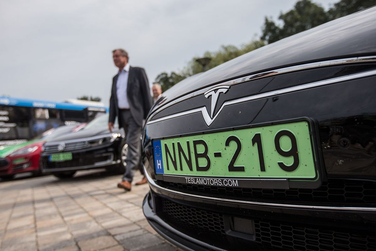 2016.08.20. Elektromos járművek, zöld rendszám.
 Fotó: Móricz-Sabján Simon
Tesla