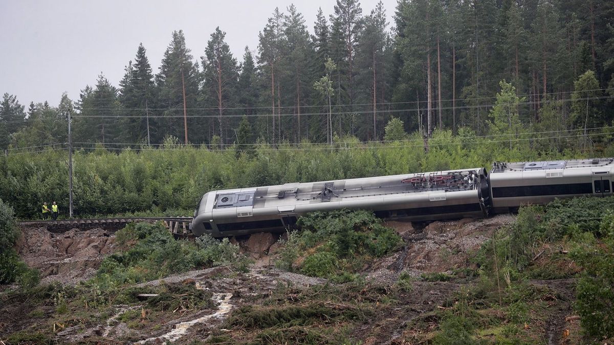 Hudiksvall, 2023. augusztus 7.A baleset helyszíne 2023. augusztus 7-én, miután kisiklott egy személyszállító vonat két első kocsija a svédországi Hudiksvall közelében. A 120 utas közül három sérültet kórházba szállítottak. A heves esőzés miatt a víz alámosta a vasúti pályát, emiatt következett be a baleset.MTI/EPA/TT Hírügynökség/Mats Andersson