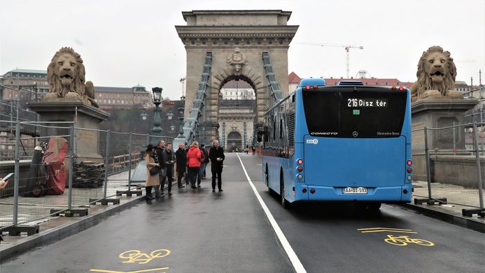 20221216 Budapest Átadták az ideiglenes forgalomnak a felújított Lánchidat. A hídon egyelőre csak a Budapesti Közlekedési Központ (BKK) járművei, valamint a taxik, a segédmotoros kerékpárok, a motorosok, a kerékpárosok, valamint a mikroközlekedési eszközöket használók közlekedhetnek.fotó: Havran Zoltán (HZ)Magyar Nemzet 20221217 budapest karacsony gergely atadja a forgalomnak a lanchidat havran zoltan magyar nemzet