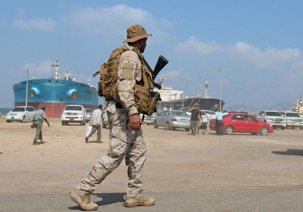 A soldier loyal to Saudi-led coalition forces stands guard near ships docked in the southern Yemeni port of Aden on October 29, 2018. Saudi ambassador to Yemen arrived in the southern Yemeni port of Aden to oversee an aid delivery of fuel from Saudi Arabia. (Photo by Saleh Al-OBEIDI / AFP)