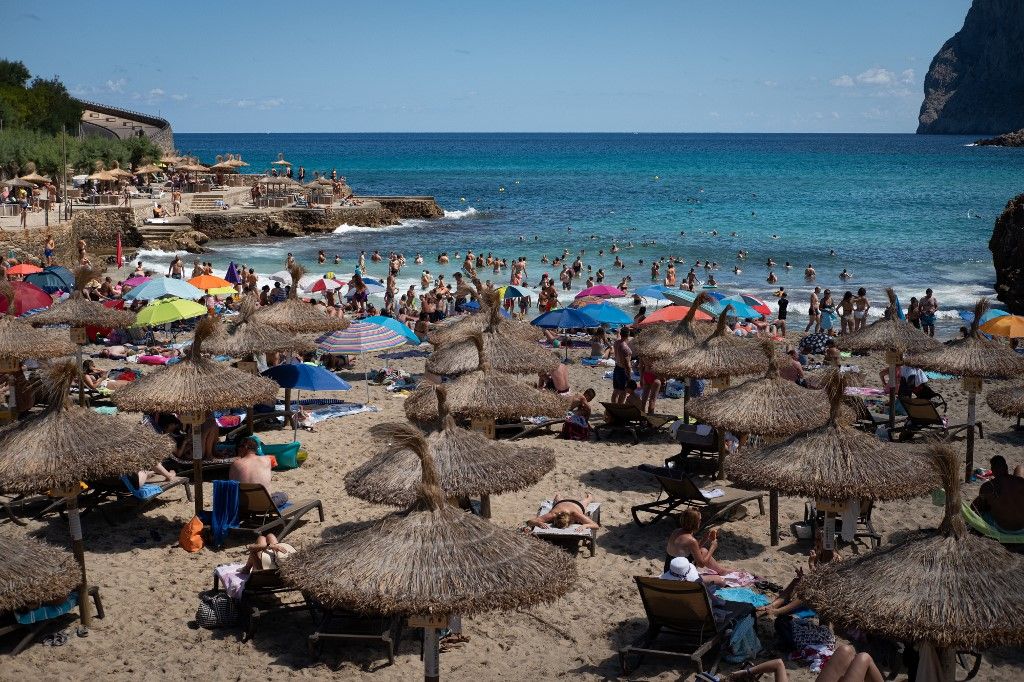 SPAIN - BALEARIC ISLANDS - MALLORCA - HERITAGE AND MASS TOURISM IN MALLORCASpain, Pollenca, 2022-08-19. Tourists on the beach of Cala Sant Vicenc, near Pollenca in the north-east of Mallorca. Photograph by Victor Bouchentouf / Hans Lucas.
Espagne, Pollenca, 2022-08-19. Des touristes sur le plage de Cala Sant Vicenc, pres de Pollenca dans le nord-est de Majorque. Photographie Victor Bouchentouf / Hans Lucas. (Photo by Victor Bouchentouf / Hans Lucas / Hans Lucas via AFP)