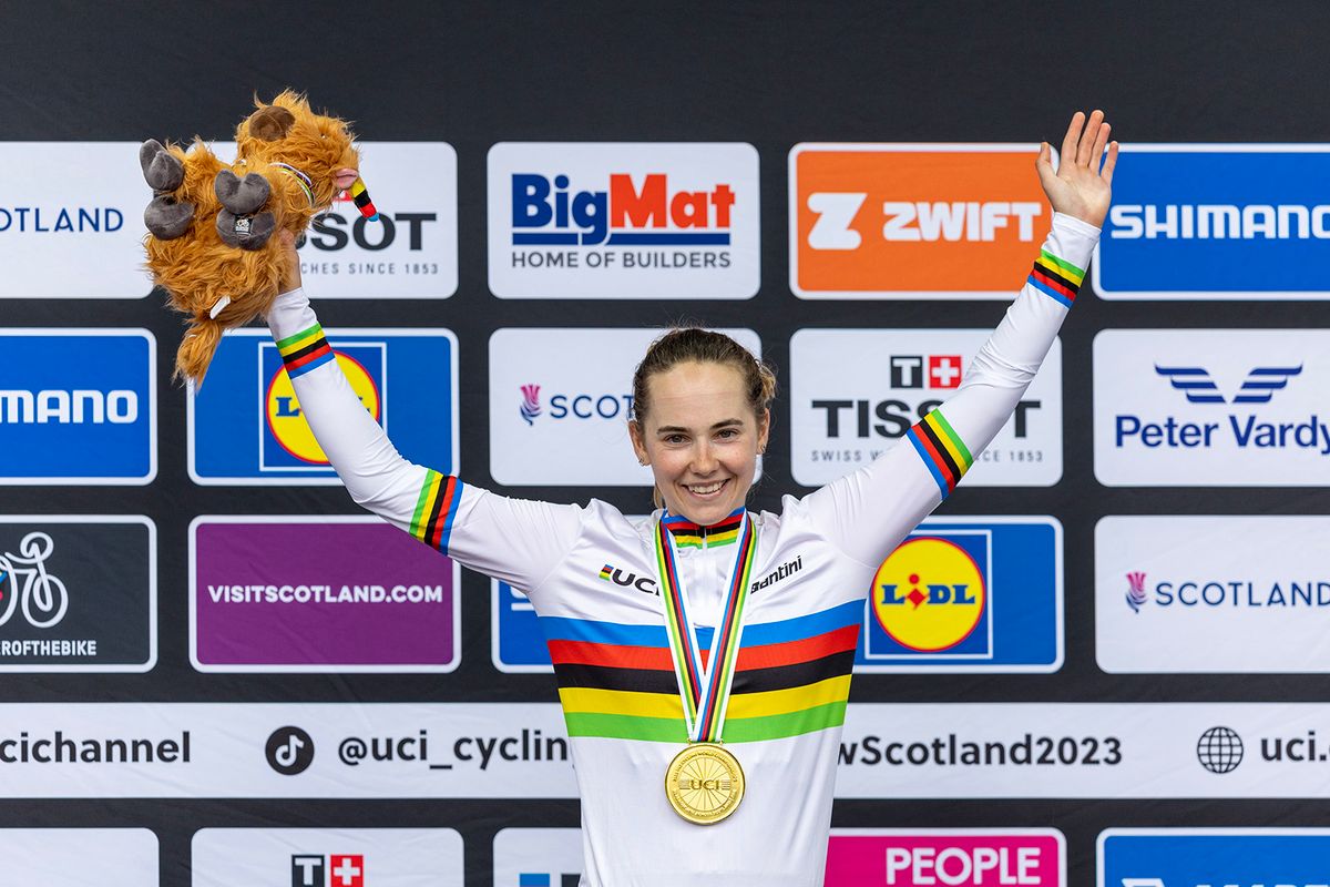 Glasgow, 2023. augusztus 14.
Az aranyérmes Vas Kata Blanka a glasgow-i kerékpáros világbajnokság U23-as női országúti mezőnyversenyének eredményhirdetésén 2023. augusztus 13-án.
MTI/EPA/Robert Perry