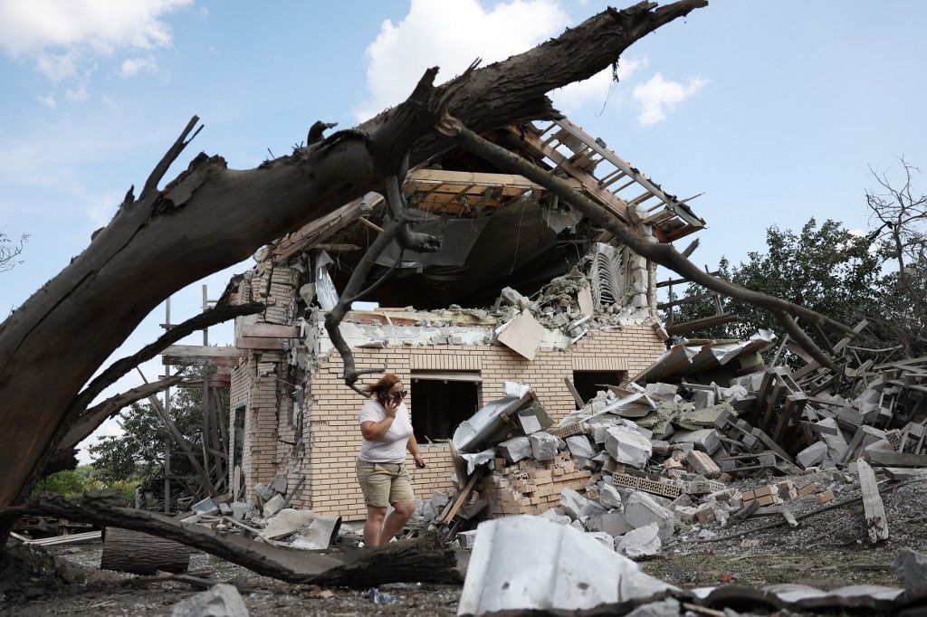 A local resident walks among the rubble past a destroyed residential house following a missile strike in Kyiv region, on August 27, 2023, amid the Russian invasion of Ukraine. (Photo by Anatolii STEPANOV / AFP)