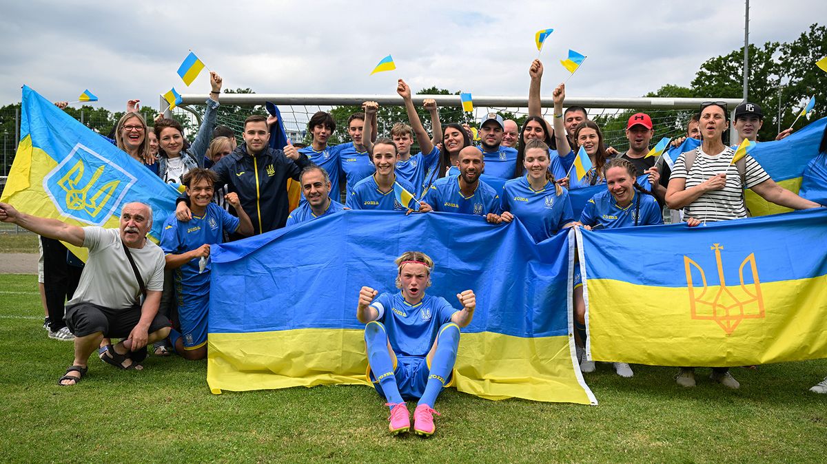 28 June 2023, Hesse, Frankfurt/Main: Team, coaches and fans of the Ukraine refugee team gathered for a group photo at the Euro Unity Cup. The soccer tournament, organized by the United Nations (UNHCR) and UEFA, features 16 refugee teams. The teams of refugees each compete for the nation in which they have found refuge. Photo: Arne Dedert/dpa (Photo by ARNE DEDERT / DPA / dpa Picture-Alliance via AFP)