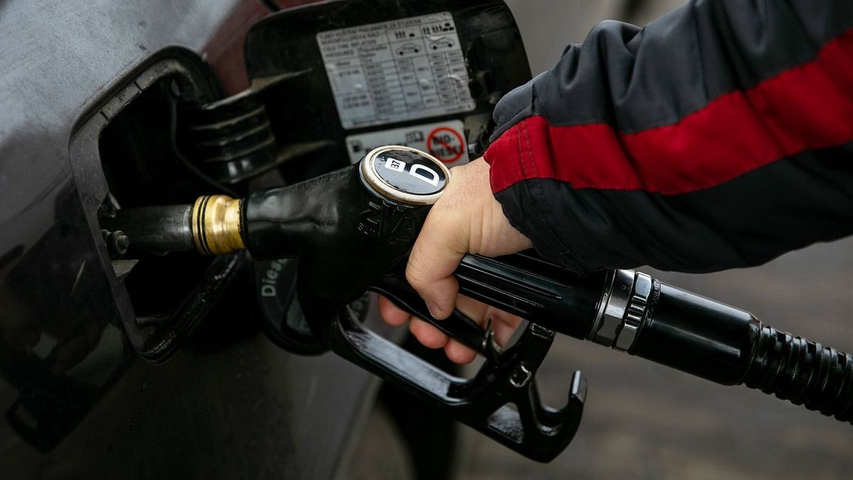 Folyatják az üzemanyag-kereskedők: megint árat csökkentenek a magyar benzinkutakon