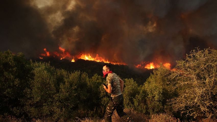 Η φωτιά τέθηκε υπό έλεγχο κοντά στην Αθήνα, αλλά βρέθηκαν άλλα απανθρακωμένα πτώματα σε άλλες περιοχές της Ελλάδας.