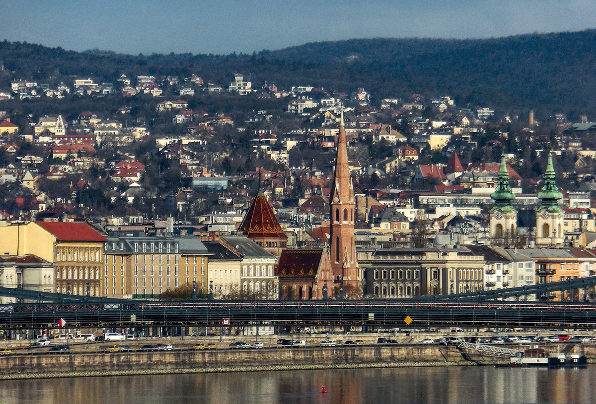 Budapest, 2023. március 10.
A főváros budai oldalának látképe, a Duna folyó partján. Középen a Szilágyi Dezső téri református templom, jobbra a Felsővízivárosi Szent Anna plébánia tornyai. Háttérben a Rózsadomb épületei, előtérben a Lánchíd középső része.
MTVA/Bizományosi: Róka László 
***************************
Kedves Felhasználó!
Ez a fotó nem a Duna Médiaszolgáltató Zrt./MTI által készített és kiadott fényképfelvétel, így harmadik személy által támasztott bárminemű – különösen szerzői jogi, szomszédos jogi és személyiségi jogi – igényért a fotó szerzője/jogutódja közvetlenül maga áll helyt, az MTVA felelőssége e körben kizárt.Budapest, 2023. március 10.A főváros budai oldalának látképe, a Duna folyó partján. Középen a Szilágyi Dezső téri református templom, jobbra a Felsővízivárosi Szent Anna plébánia tornyai. Háttérben a Rózsadomb épületei, előtérben a Lánchíd középső része.MTVA/Bizományosi: Róka László ***************************Kedves Felhasználó!Ez a fotó nem a Duna Médiaszolgáltató Zrt./MTI által készített és kiadott fényképfelvétel, így harmadik személy által támasztott bárminemű – különösen szerzői jogi, szomszédos jogi és személyiségi jogi – igényért a fotó szerzője/jogutódja közvetlenül maga áll helyt, az MTVA felelőssége e körben kizárt.