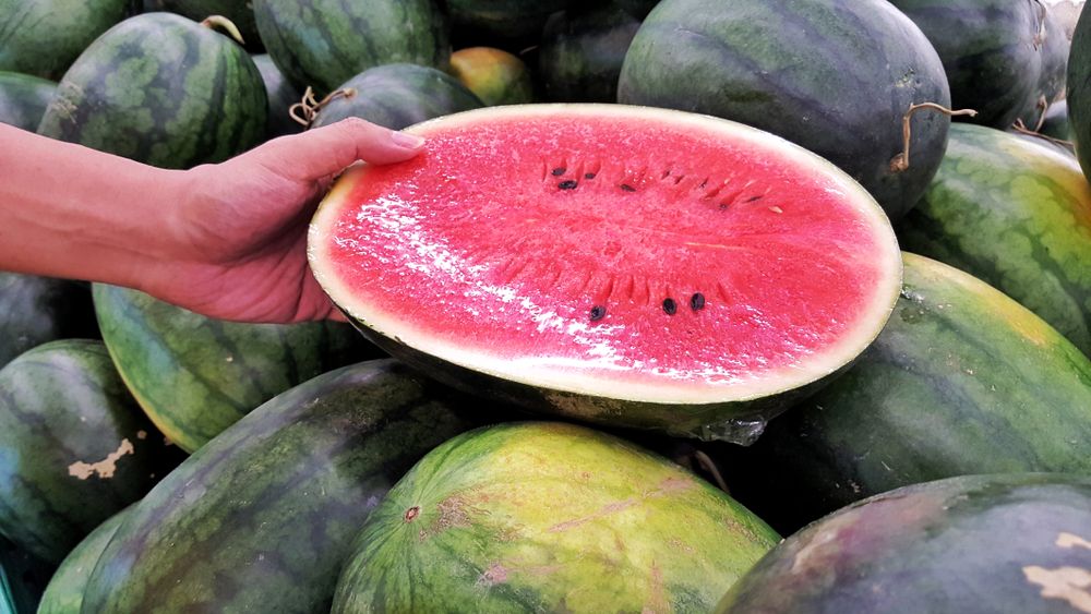 Hands,Of,People,Are,Choosing,Watermelon,In,The,Market.