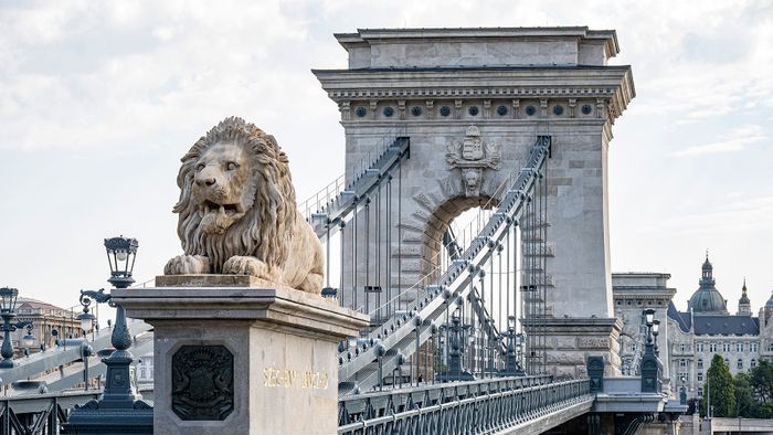 Budapest, 2023. augusztus 4.A budai hídfő a felújított Lánchíd átadása napján, 2023. augusztus 4-én. A híd rekonstrukciója 2 év 5 hónapig tartott, és bruttó 26,7 milliárd forintba került.MTI/Szigetváry Zsolt Budapest, 2023. augusztus 4.
A budai hídfő a felújított Lánchíd átadása napján, 2023. augusztus 4-én. A híd rekonstrukciója 2 év 5 hónapig tartott, és bruttó 26,7 milliárd forintba került.
MTI/Szigetváry Zsolt