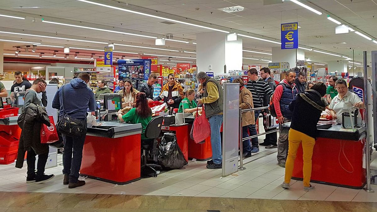 Alaposan faképnél hagyta a SPAR a többi boltot: az év végéig már nem emel árat több száz terméknél