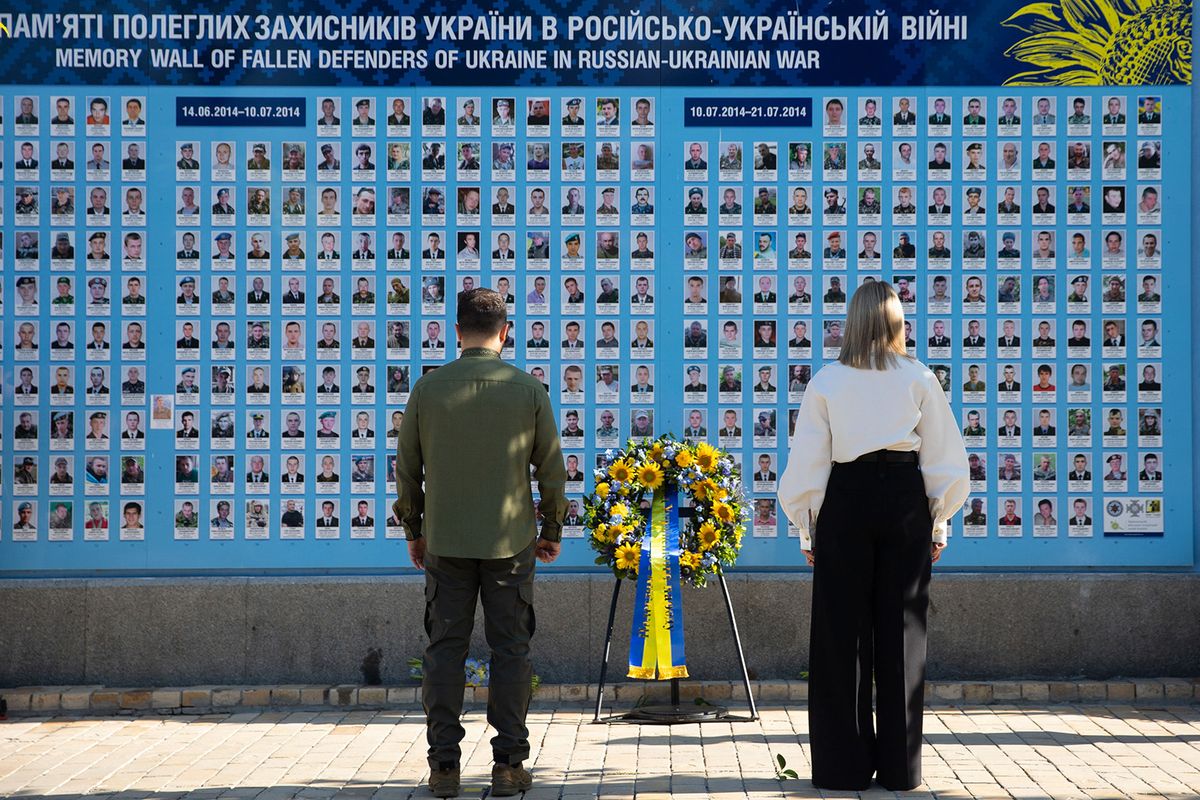 This handout photograph taken and released by the Ukrainian Presidential Press Service on August 24, 2023, shows Ukraine's President Volodymyr Zelensky (L) and his wife Olena Zelenska attending a wreath-laying ceremony at a memorial wall outside of Orthodox Saint Michael's Golden-Domed Monastery during Ukraine's Independence Day celebrations in Kyiv. (Photo by Handout / UKRAINIAN PRESIDENTIAL PRESS SERVICE / AFP) / RESTRICTED TO EDITORIAL USE - MANDATORY CREDIT "AFP PHOTO / UKRAINIAN PRESIDENTIAL PRESS SERVICE" - NO MARKETING NO ADVERTISING CAMPAIGNS - DISTRIBUTED AS A SERVICE TO CLIENTS
