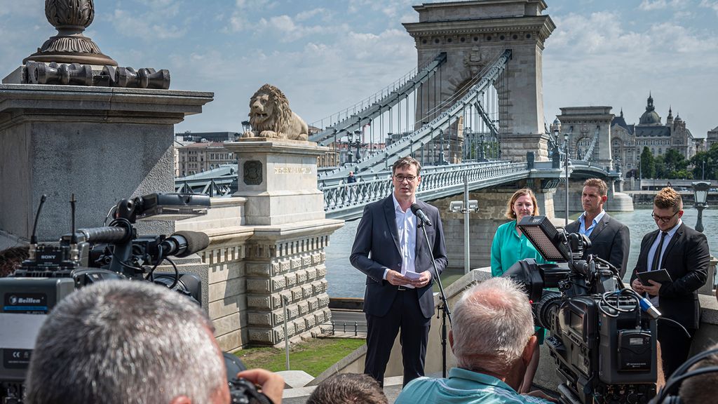 KARÁCSONY Gergely; WALTER Katalin
Budapest, 2023. augusztus 4.Karácsony Gergely főpolgármester beszédet mond a felújított Lánchíd átadásán a híd budai hídfőjénél 2023. augusztus 4-én. Mögötte Walter Katalin, a Budapesti Közlekedési Központ (BKK) vezérigazgatója (b2) és Csohány András, a kivitelező A-Híd Zrt. vezérigazgatója (b3). A híd rekonstrukciója 2 év 5 hónapig tartott, és bruttó 26,7 milliárd forintba került.MTI/Szigetváry Zsolt