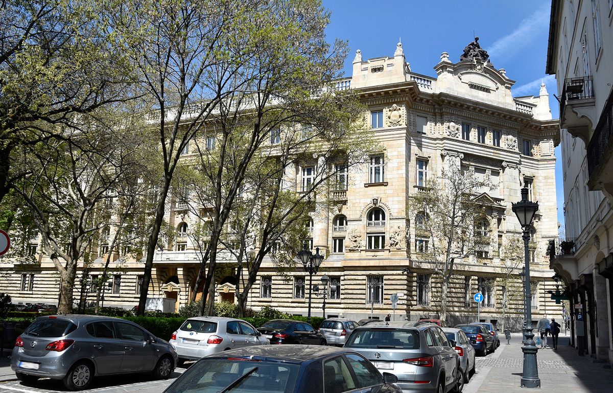 Budapest, 2021. április 24.A Magyar Nemzeti Bank épületének részlete a főváros V. kerületében a Bank utca és Hold utca találkozásánál.MTVA/Bizományosi: Róka László ***************************Kedves Felhasználó!Ez a fotó nem a Duna Médiaszolgáltató Zrt./MTI által készített és kiadott fényképfelvétel, így harmadik személy által támasztott bárminemű – különösen szerzői jogi, szomszédos jogi és személyiségi jogi – igényért a fotó szerzője/jogutódja közvetlenül maga áll helyt, az MTVA felelőssége e körben kizárt.