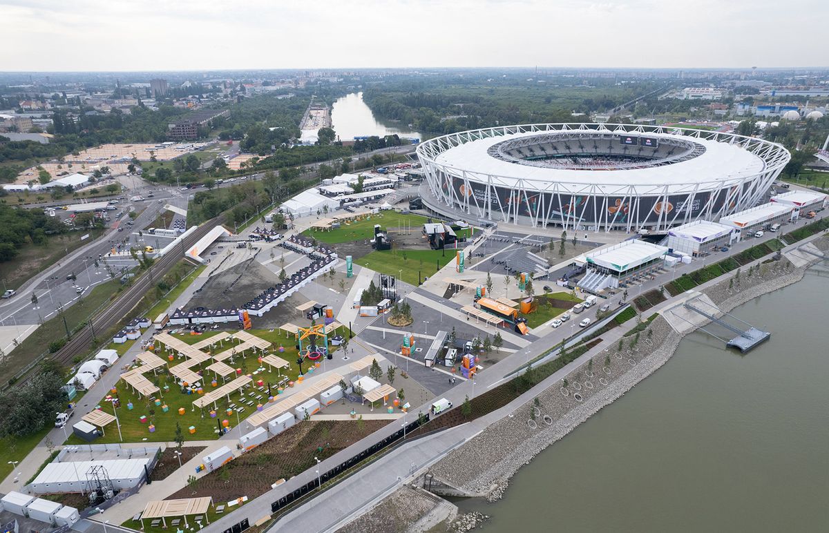 Budapest, 2023. augusztus 17.
A drónnal készült felvételen a Nemzeti Atlétikai Központ 2023. augusztus 17-én, két nappal a budapesti atlétikai világbajnokság kezdete előtt. Magyarország történetének legnagyobb sporteseményét augusztus 19. és 27. között rendezik. A stadion előtt középen a Medál Pláza, ahol az éremátadások és koncertek, szórakoztató programok is lesznek, mellette a szurkolói zóna (b).
MTI/Máthé Zoltán