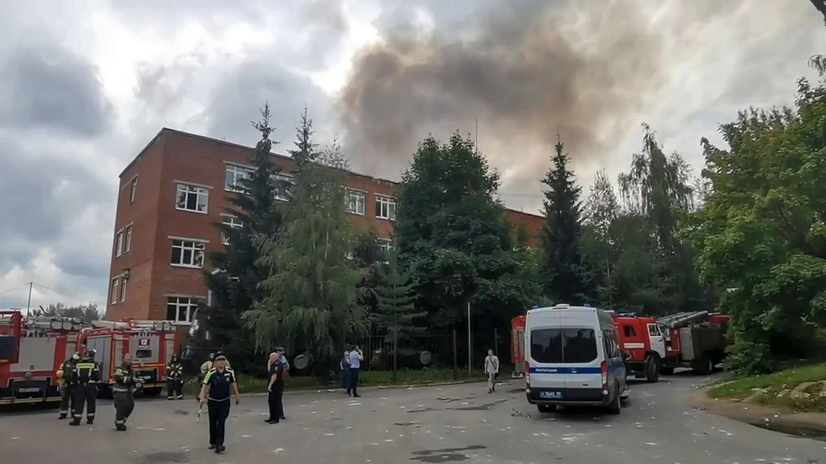 Szergijev Poszad, 2023. augusztus 9.
A Moszkva megyei Szergijev Poszad város hivatalának Telegram-castornája által közreadott, videófelvételről készített képen füst tör a magasba a Zagorszki Optikai és Mechanikai Üzem pirotechnikai termékek raktárából egy robbanást követően 2023. augusztus 9-én. A detonáció oka az előzetes vizsgálat szerint a technológiai folyamatok megsértése volt, a balesetben legkevesebb 31 ember megsebesült. Hírügynökségi jelentések szerint a hatóságok kizárták a dróncsapás lehetőségét.
MTI/AP/Szergijev Poszad város hivatalának Telegram-csatornája