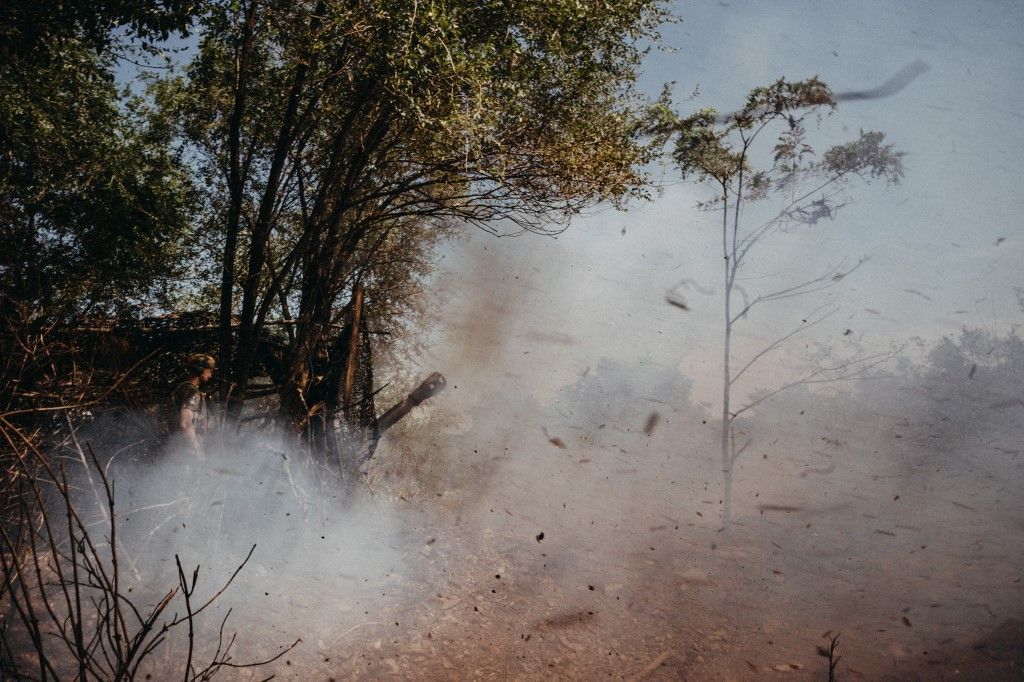 Ukrainian soldiers of the 24th Separate Mechanized Brigade in artillery positions near Toretsk