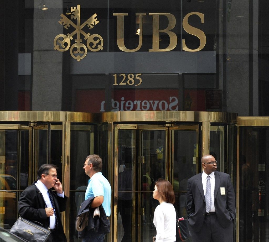 The UBS Park Avenue building in New York April 15, 2009.  The embattled Swiss bank UBS on Wednesday said it would slash 8,700 jobs in a bid to cut costs after it reported fresh losses for the first three months of this year. AFP PHOTO/ TIMOTHY A. CLARY (Photo by Timothy A. CLARY / AFP)