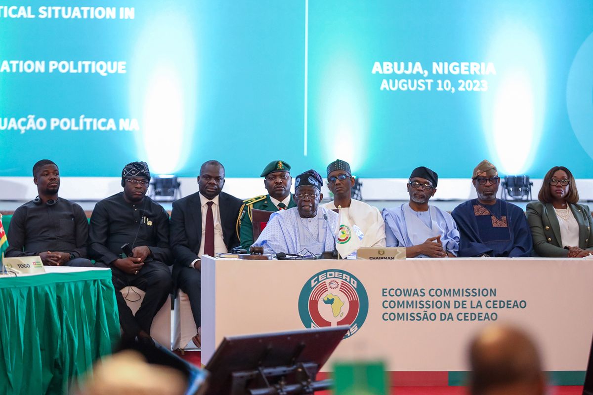 Abuja, 2023. augusztus 10.Bola Ahmed Tinubu nigériai elnök (k) a Nyugat-afrikai Államok Gazdasági Közössége (ECOWAS) vezetőinek a nigeri válság további kezeléséről tartott tanácskozásán a nigériai fővárosban, Abujában 2023. augusztus 10-én. A nigeri katonai junta nem tett eleget a közösség ultimátumának, és nem helyezte vissza a hatalomba a megválasztott elnököt.MTI/EPA/STR Abuja, 2023. augusztus 10.
Bola Ahmed Tinubu nigériai elnök (k) a Nyugat-afrikai Államok Gazdasági Közössége (ECOWAS) vezetőinek a nigeri válság további kezeléséről tartott tanácskozásán a nigériai fővárosban, Abujában 2023. augusztus 10-én. A nigeri katonai junta nem tett eleget a közösség ultimátumának, és nem helyezte vissza a hatalomba a megválasztott elnököt.
MTI/EPA/STR