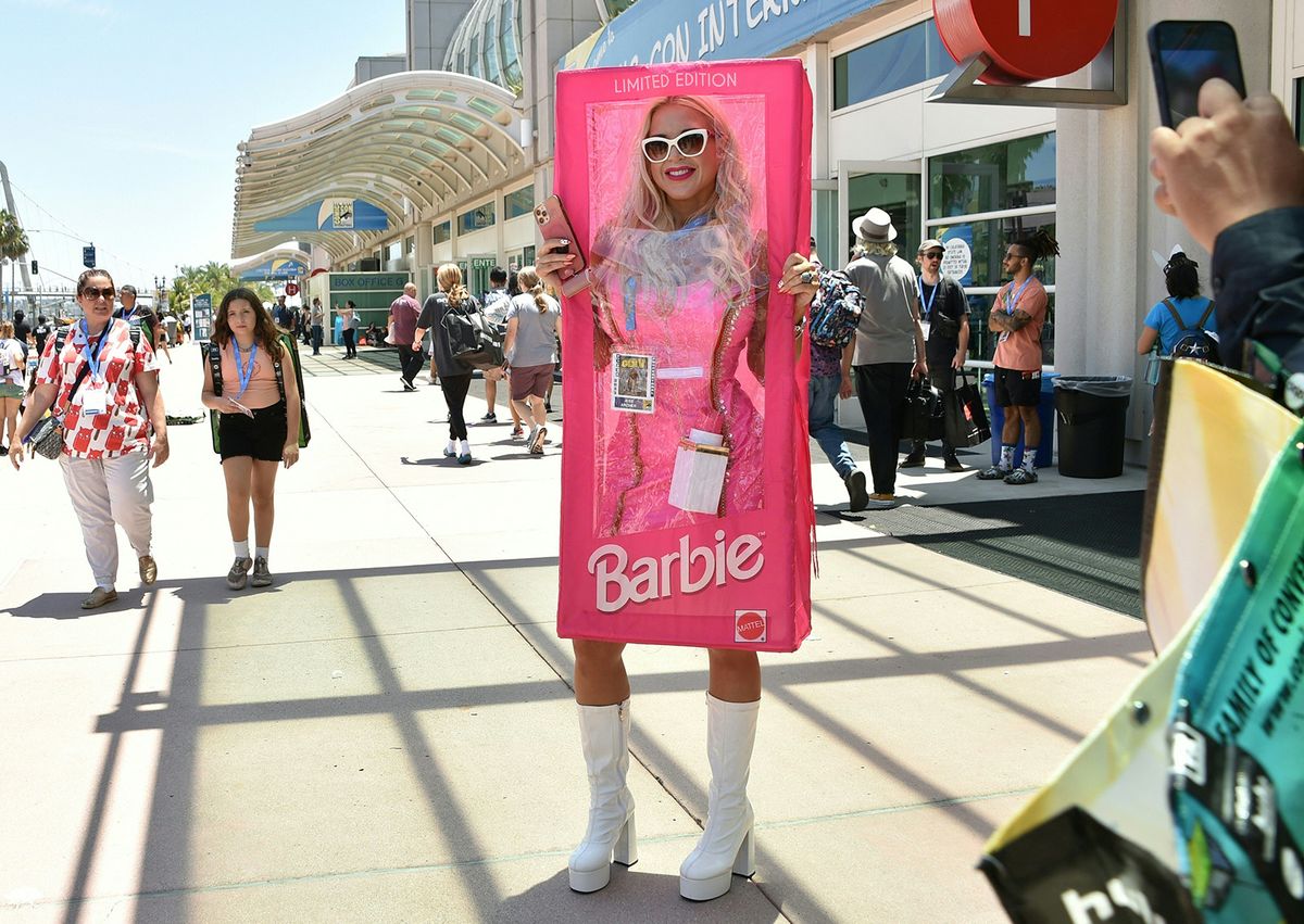 A Barbie cosplayer arrives for San Diego Comic-Con International in San Diego, California, on July 20, 2023. (Photo by Chris Delmas / AFP)