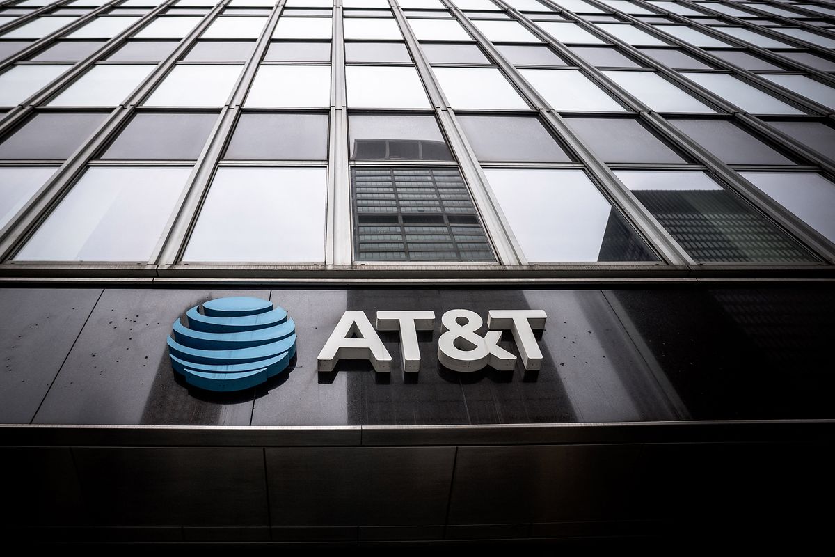 USA : NYC : AT&T
ILLUSTRATION : logo (sigle) de la societe de telecommunications AT&T dans les rues de New York, Manhattan, USA, le 13 Mai 2022. ILLUSTRATION: Sign of the telecommunications company AT&T in the streets of New York, Manhattan, USA, May 13, 2022. (Photo by Arthur Nicholas Orchard / Hans Lucas / Hans Lucas via AFP)