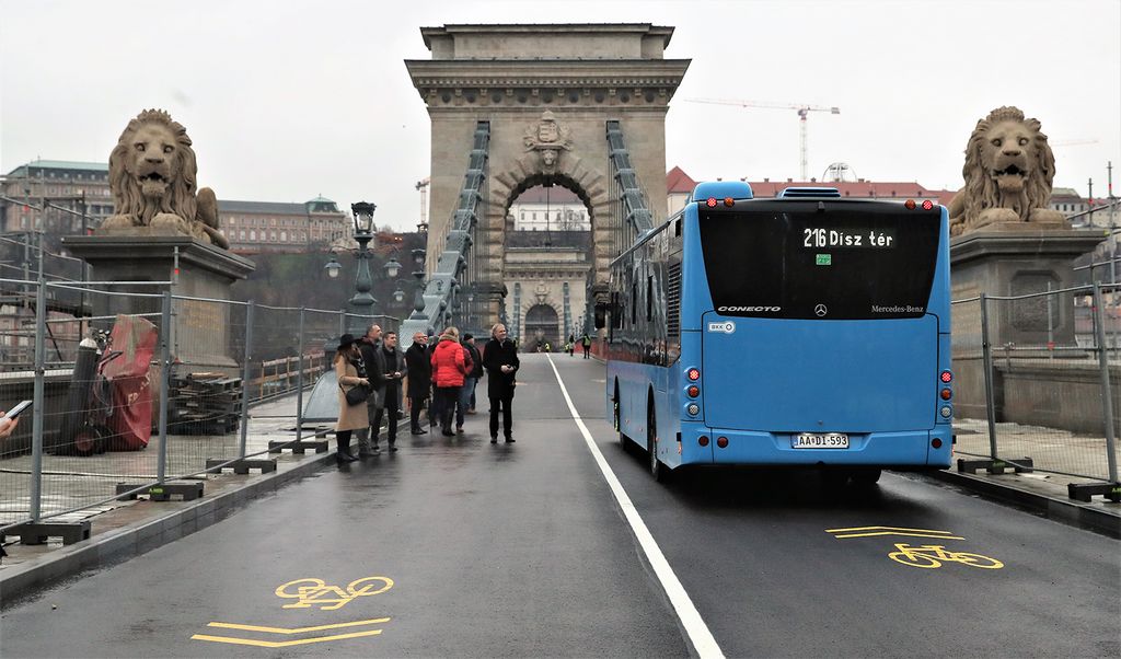 20221216 Budapest Átadták az ideiglenes forgalomnak a felújított Lánchidat. A hídon egyelőre csak a Budapesti Közlekedési Központ (BKK) járművei, valamint a taxik, a segédmotoros kerékpárok, a motorosok, a kerékpárosok, valamint a mikroközlekedési eszközöket használók közlekedhetnek.fotó: Havran Zoltán (HZ)Magyar Nemzet 20221217 budapest karacsony gergely atadja a forgalomnak a lanchidat havran zoltan magyar nemzet