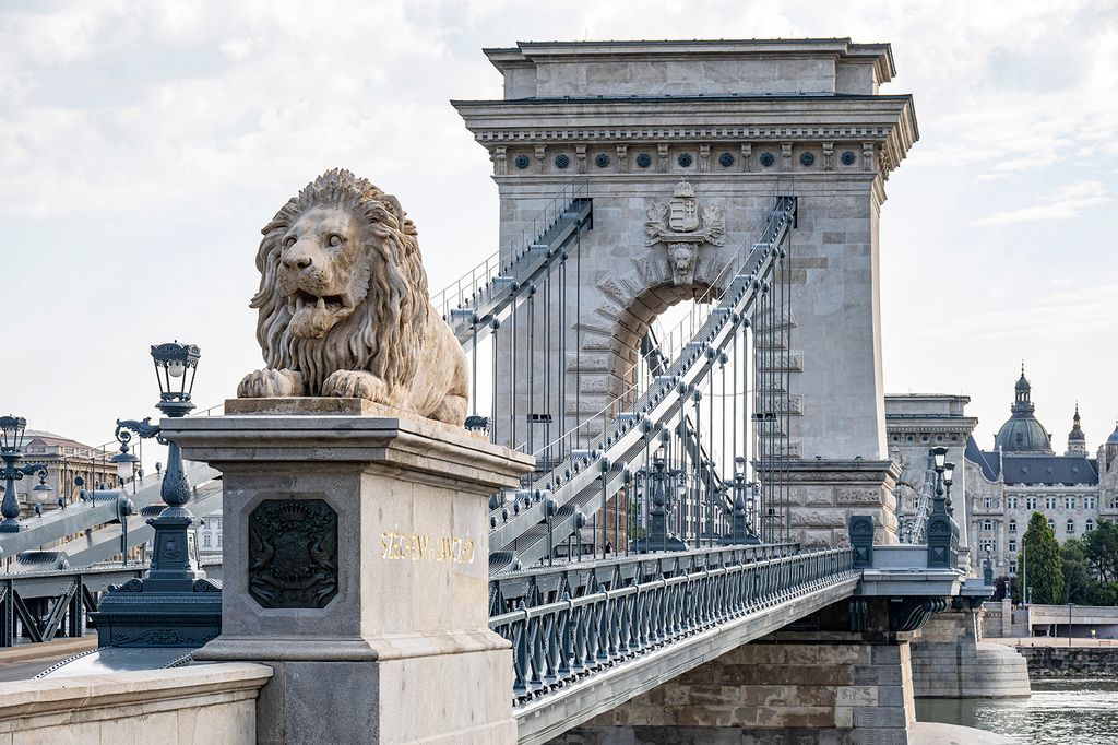 Budapest, 2023. augusztus 4.A budai hídfő a felújított Lánchíd átadása napján, 2023. augusztus 4-én. A híd rekonstrukciója 2 év 5 hónapig tartott, és bruttó 26,7 milliárd forintba került.MTI/Szigetváry Zsolt Budapest, 2023. augusztus 4.
A budai hídfő a felújított Lánchíd átadása napján, 2023. augusztus 4-én. A híd rekonstrukciója 2 év 5 hónapig tartott, és bruttó 26,7 milliárd forintba került.
MTI/Szigetváry Zsolt