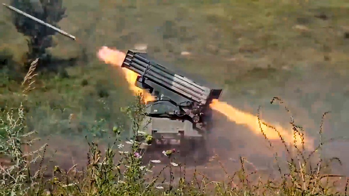 Ukrajna, 2023. augusztus 8.
Az orosz védelmi minisztérium által 2023. augusztus 8-án közreadott videóról készített képen orosz tüzérek rakéta-sorozatvetővel lövik az ukrán állásokat egy meg nem nevezett helyszínen.
MTI/AP/Orosz védelmi minisztérium