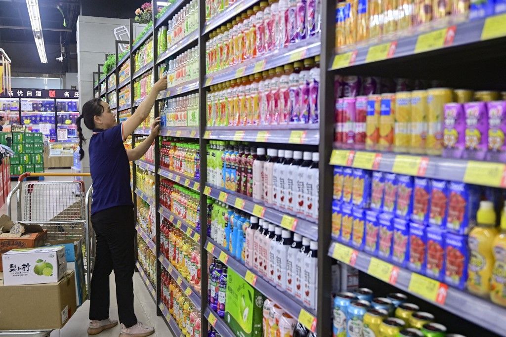 China High TemperatureA staff member is arranging drinks at a supermarket in Qingzhou, East China's Shandong province, on July 5, 2023. Qingzhou is ushering in continuous high temperature weather, and cooling appliances, summer drinks, household goods and other ''cooling goods'' are becoming increasingly popular. (Photo by Costfoto/NurPhoto) (Photo by CFOTO / NurPhoto / NurPhoto via AFP)