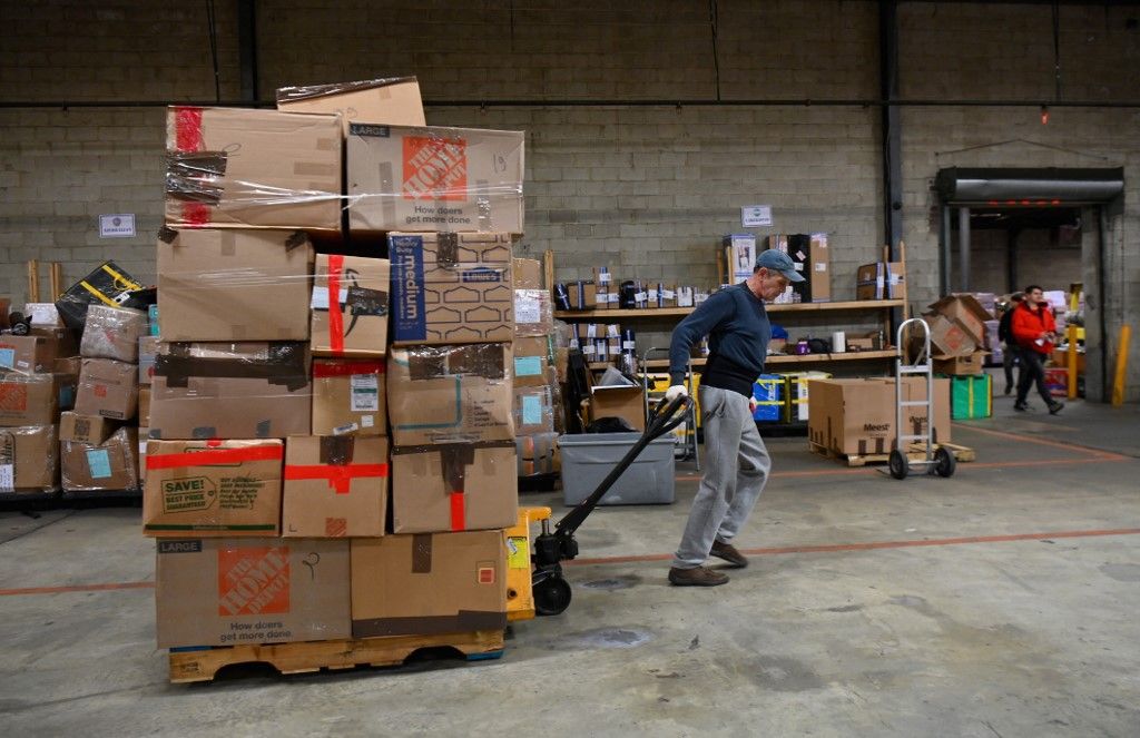 Employees and volunteers help pack and sort humanitarian aid donations to be shipped to Ukraine at Meest-America, Inc warehouse in Port Reading, New Jersey, on March 8, 2022. (Photo by ANGELA WEISS / AFP)