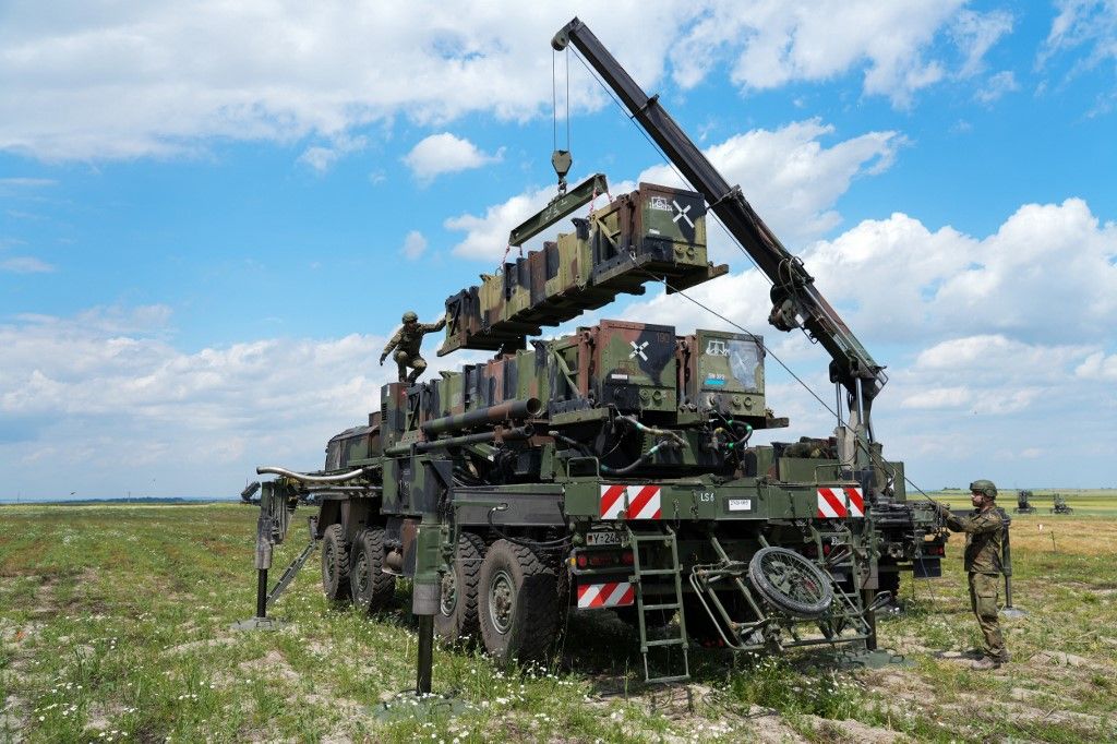 Defense Minister Pistorius travels to Poland03 July 2023, Poland, Zamosc: Soldiers load projectiles for the deployed Patriot systems at the German Air and Missile Defense Task Force (PATRIOT) contingent. German Defense Minister Pistorius visited the deployment site in the afternoon. Photo: Soeren Stache/dpa (Photo by SOEREN STACHE / DPA / dpa Picture-Alliance via AFP)