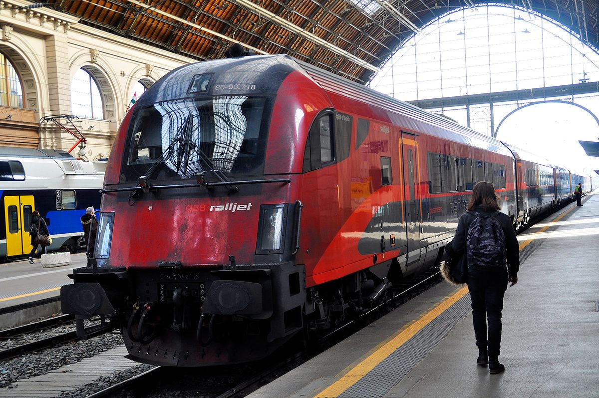 Budapest, 2023. január 23.Egy Railjet típusú vonat a Keleti pályaudvaron Münchenbe indulás előtt. A Railjet az ÖBB nemzeti osztrák vasúttársaság és a Cseh Vasutak (CD) nagysebességű vonataira utal és összekötik a két országot Európa többi részével. A vonatok közép-európai távolsági utasforgalomra készültek és három különböző kabinosztályt élvezhetnek az utasok, a több mint 400 fő befogadására alkalmas szerelvényen.MTVA/Bizományosi: Balaton József ***************************Kedves Felhasználó!Ez a fotó nem a Duna Médiaszolgáltató Zrt./MTI által készített és kiadott fényképfelvétel, így harmadik személy által támasztott bárminemű – különösen szerzői jogi, szomszédos jogi és személyiségi jogi – igényért a fotó szerzője/jogutódja közvetlenül maga áll helyt, az MTVA felelőssége e körben kizárt.Budapest, 2023. január 23.
Egy Railjet típusú vonat a Keleti pályaudvaron Münchenbe indulás előtt. A Railjet az ÖBB nemzeti osztrák vasúttársaság és a Cseh Vasutak (CD) nagysebességű vonataira utal és összekötik a két országot Európa többi részével. A vonatok közép-európai távolsági utasforgalomra készültek és három különböző kabinosztályt élvezhetnek az utasok, a több mint 400 fő befogadására alkalmas szerelvényen.
MTVA/Bizományosi: Balaton József 
***************************
Kedves Felhasználó!
Ez a fotó nem a Duna Médiaszolgáltató Zrt./MTI által készített és kiadott fényképfelvétel, így harmadik személy által támasztott bárminemű – különösen szerzői jogi, szomszédos jogi és személyiségi jogi – igényért a fotó szerzője/jogutódja közvetlenül maga áll helyt, az MTVA felelőssége e körben kizárt.