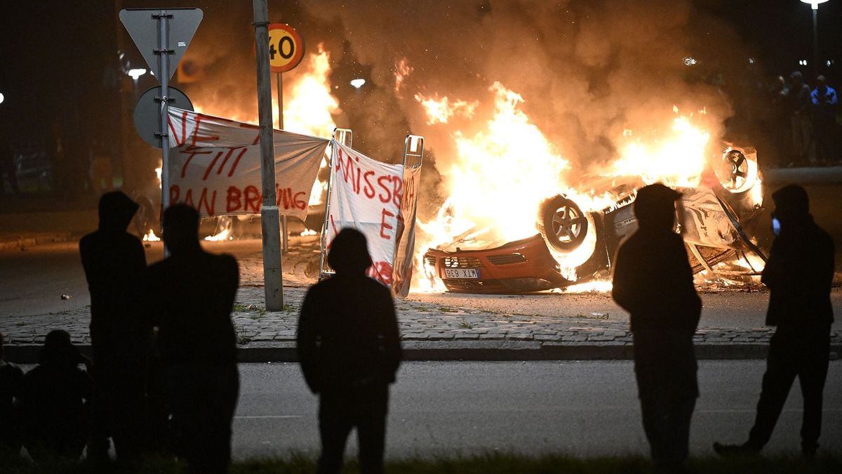 Az iszlámellenes provokátor akciója után lángokban álltak Malmö utcái