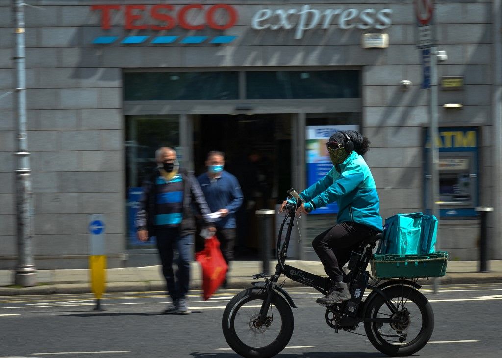 Daily Life In DublinA Deliveroo currier seen in Dublin city center. 
On Wednesday, 26 May 2021, in Dublin, Ireland. (Photo by Artur Widak/NurPhoto) (Photo by Artur Widak / NurPhoto / NurPhoto via AFP)