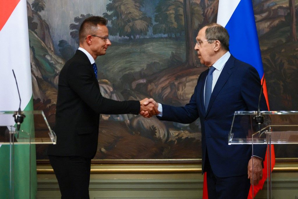 Russian Foreign Minister Sergei Lavrov and Hungary's Foreign Minister Peter Szijjarto shake hands at the end of a joint press conference following their talks in Moscow on July 21, 2022. (Photo by Handout / RUSSIAN FOREIGN MINISTRY / AFP) / RESTRICTED TO EDITORIAL USE - MANDATORY CREDIT "AFP PHOTO / Russian Foreign Ministry / handout" - NO MARKETING NO ADVERTISING CAMPAIGNS - DISTRIBUTED AS A SERVICE TO CLIENTS