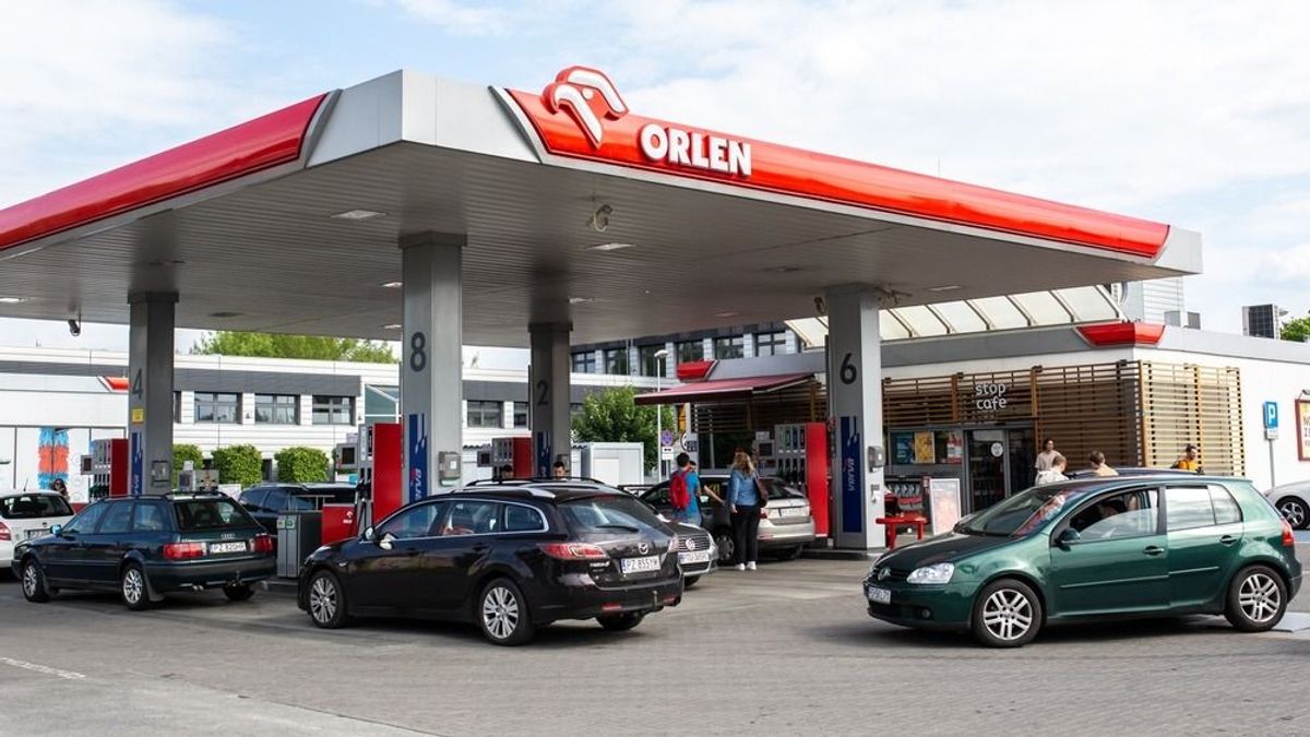 Csehek, németek tódulnak a lengyel benzinkutakra, már a stratégiai tartalék fogy