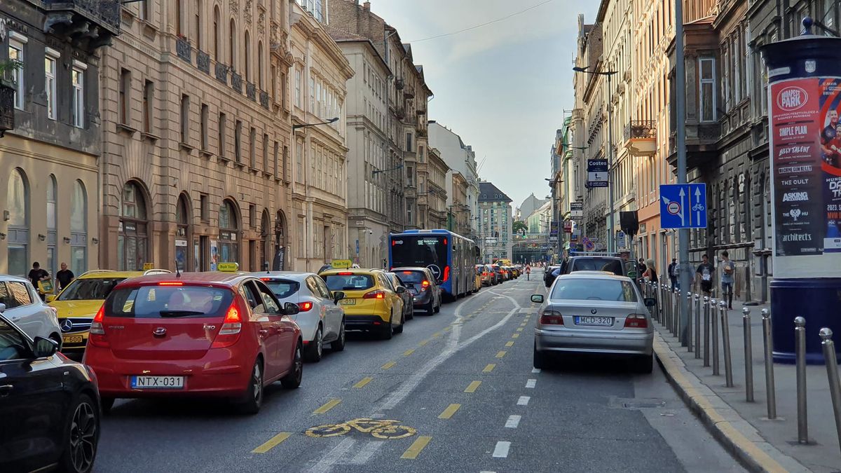 Egy fotó, ami megmutatja, mi a baj a budapesti közlekedéssel – egymás hegyén-hátán álló autók, tök üres kerékpársáv, dugóban álló buszok