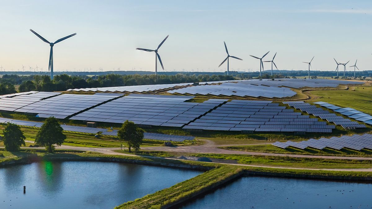 Environmentally,Friendly,Installation,Of,Photovoltaic,Power,Plant,And,Wind,Turbine
Environmentally friendly installation of photovoltaic power plant and wind turbine farm situated by landfill.Solar panels farm  built on a waste dump and wind turbine farm. Renewable energy source.