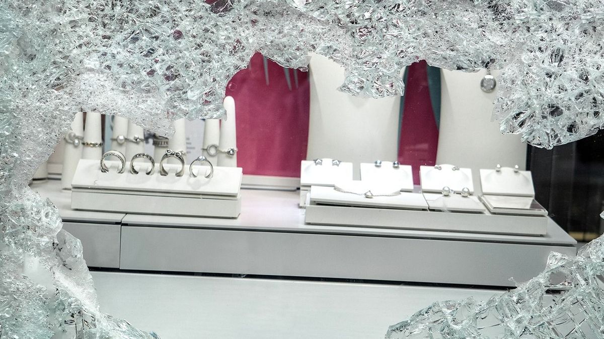 A válság és a fosztogatások miatt is veszélybe került a luxus piac