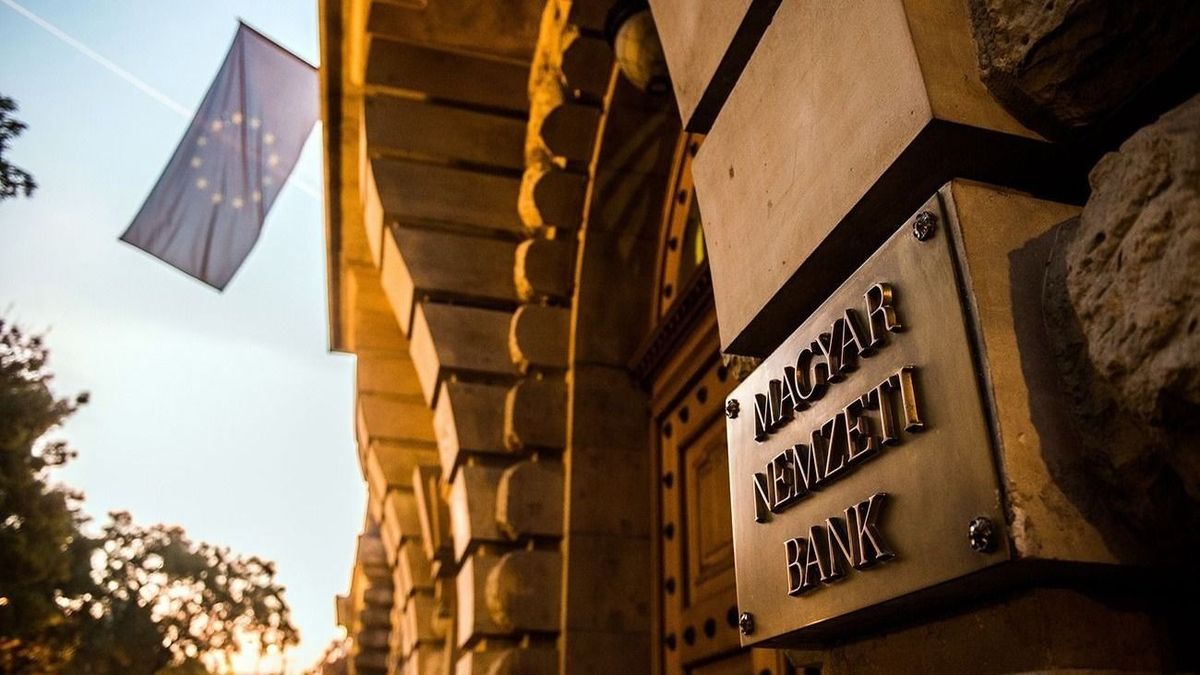 MNB
Central Bank Vice President Marton Nagy Presents New Central Banking Program A sign sits on display at the entrance to the Hungarian central bank, also known as Magyar Nemzeti Bank, as a flag of the European union flies in the distance, in Budapest, Hungary on Tuesday, Nov. 3, 2015. Hungary's central bank has extended its Funding for Growth Plan into 2016, seeking to boost banks' lending via new facilities, according to a National Bank of Hungary statement. Photographer: Akos Stiller/Bloomberg via Getty Images