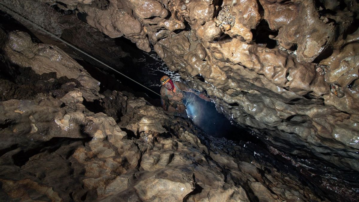 A magyar csapatnak sikerült felszínre hozni az eltűnt barlangászt