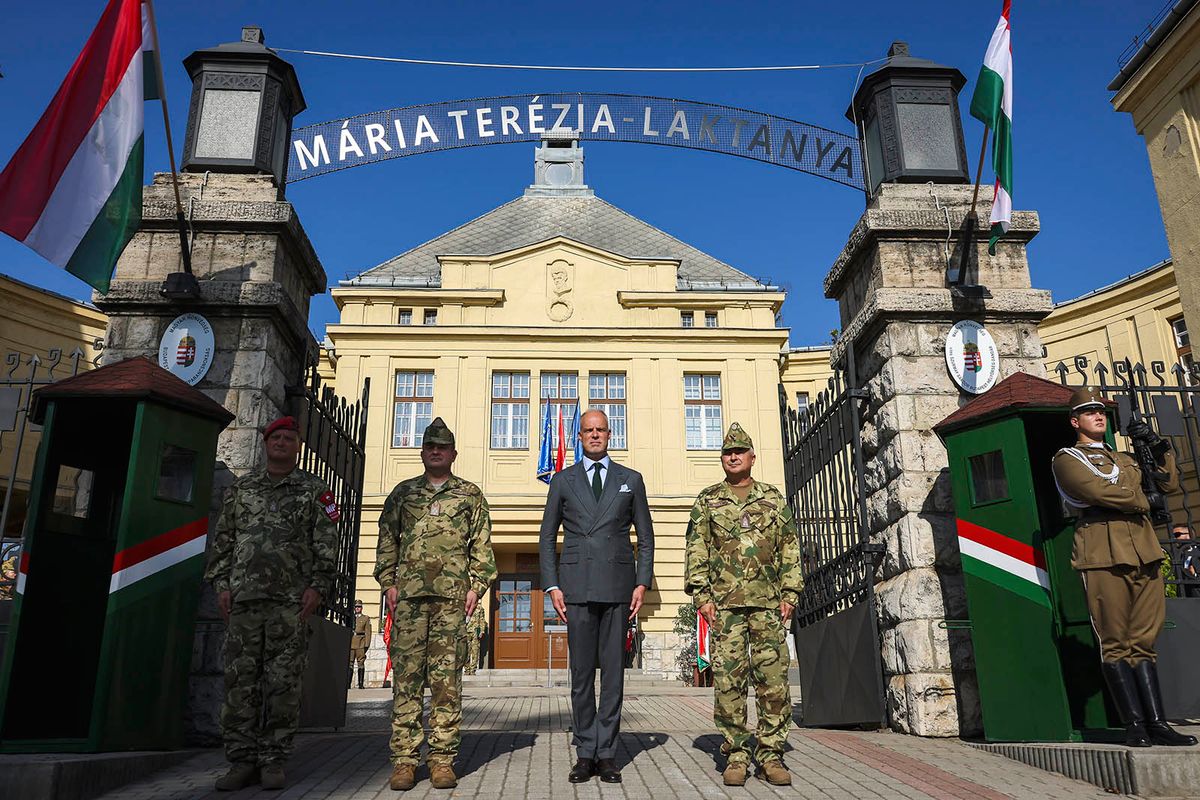 BÖRÖNDI Gábor; SZALAY-BOBROVNICZKY Kristóf; BARTHA László; MÁRIA TERÉZIA
Budapest, 2023. szeptember 11.Szalay-Bobrovniczky Kristóf honvédelmi miniszter (b3), valamint Bartha László ezredes, az MH Katonai Rendészeti Központ parancsnoka (b), Böröndi Gábor vezérezredes, a Honvéd Vezérkar főnöke (b2) és Mudra József ezredes, az MH vitéz Szurmay Sándor Budapest Helyőrség Dandár parancsnoka (j) a budapesti Petőfi Sándor laktanya átnevezési ünnepségén 2023. szeptember 11-én. A vitéz Szurmay Sándor Helyőrség Dandár laktanyája a dandár kötelékébe tartozó 32. Testőrezredet alapító Mária Terézia királynő nevét veszi fel.MTI/Hegedüs RóbertBudapest, 2023. szeptember 11.
Szalay-Bobrovniczky Kristóf honvédelmi miniszter (b3), valamint Bartha László ezredes, az MH Katonai Rendészeti Központ parancsnoka (b), Böröndi Gábor vezérezredes, a Honvéd Vezérkar főnöke (b2) és Mudra József ezredes, az MH vitéz Szurmay Sándor Budapest Helyőrség Dandár parancsnoka (j) a budapesti Petőfi Sándor laktanya átnevezési ünnepségén 2023. szeptember 11-én. A vitéz Szurmay Sándor Helyőrség Dandár laktanyája a dandár kötelékébe tartozó 32. Testőrezredet alapító Mária Terézia királynő nevét veszi fel.
MTI/Hegedüs Róbert