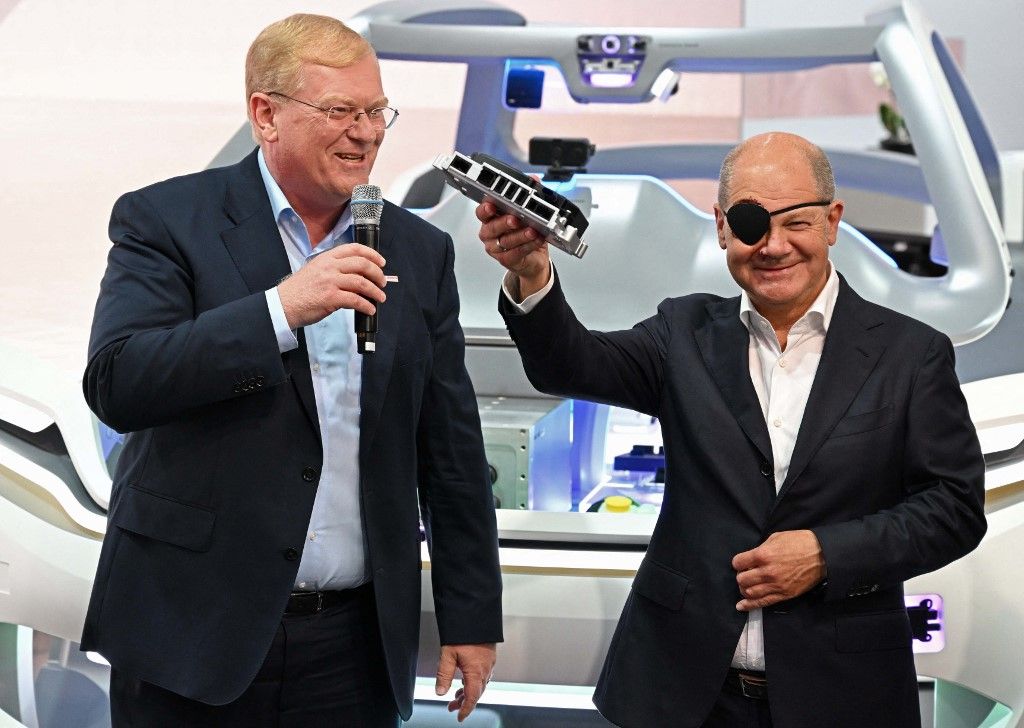 Car show IAA - Opening05 September 2023, Bavaria, Munich: German Chancellor Olaf Scholz (SPD, r) visits the Bosch stand at the opening of the IAA and holds up a technical device next to Stefan Hartung, Chairman of the Board of Management of Robert Bosch GmbH. The International Motor Show IAA MOBILITY 2023 will take place in Munich from September 05-10. Photo: Sven Hoppe/dpa (Photo by SVEN HOPPE / DPA / dpa Picture-Alliance via AFP)