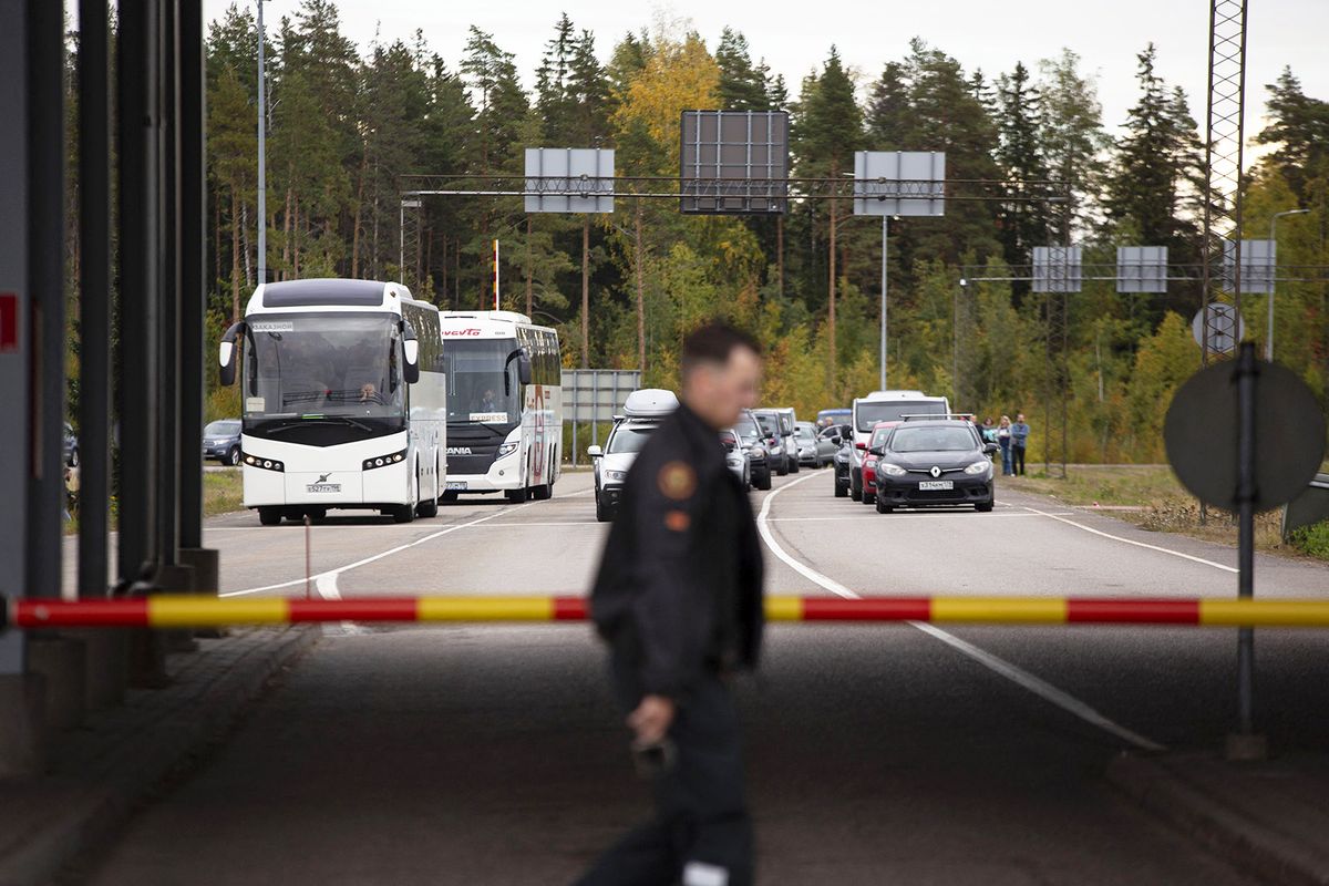 Vehicles queue to cross the border from Russia to Finland at the Vaalimaa border crossing point, in Virolahti, Finland on September 23, 2022. Helsinki announced on September 23 that it would "significantly restrict the entry of Russian citizens," after Finland saw an influx over its eastern border following Russia's mobilisation orders. (Photo by Sasu Makinen / LEHTIKUVA / AFP) / Finland OUT