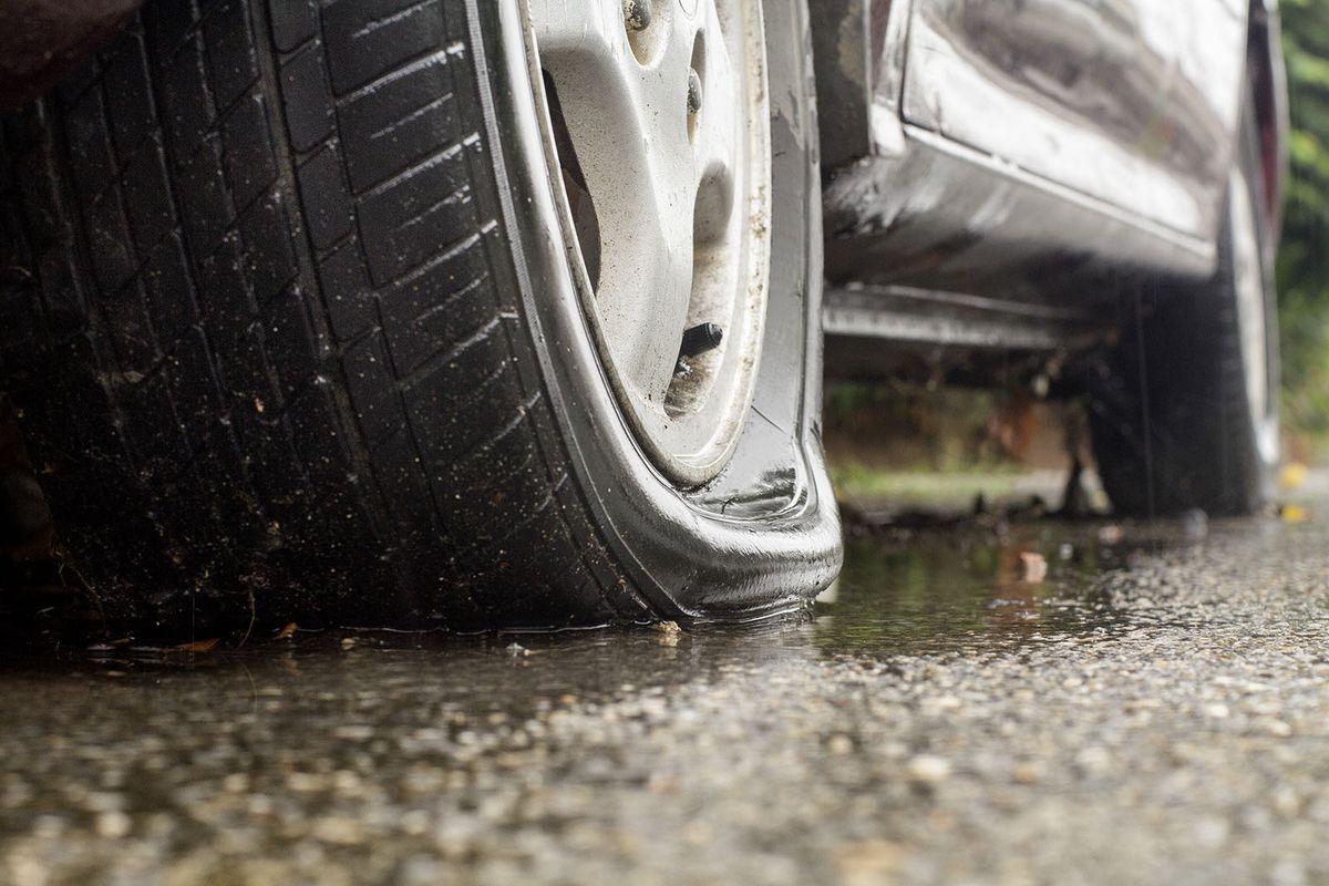 Car,Flat,Tire,In,Rainy,Day
defekt, leengedett kerék, autó